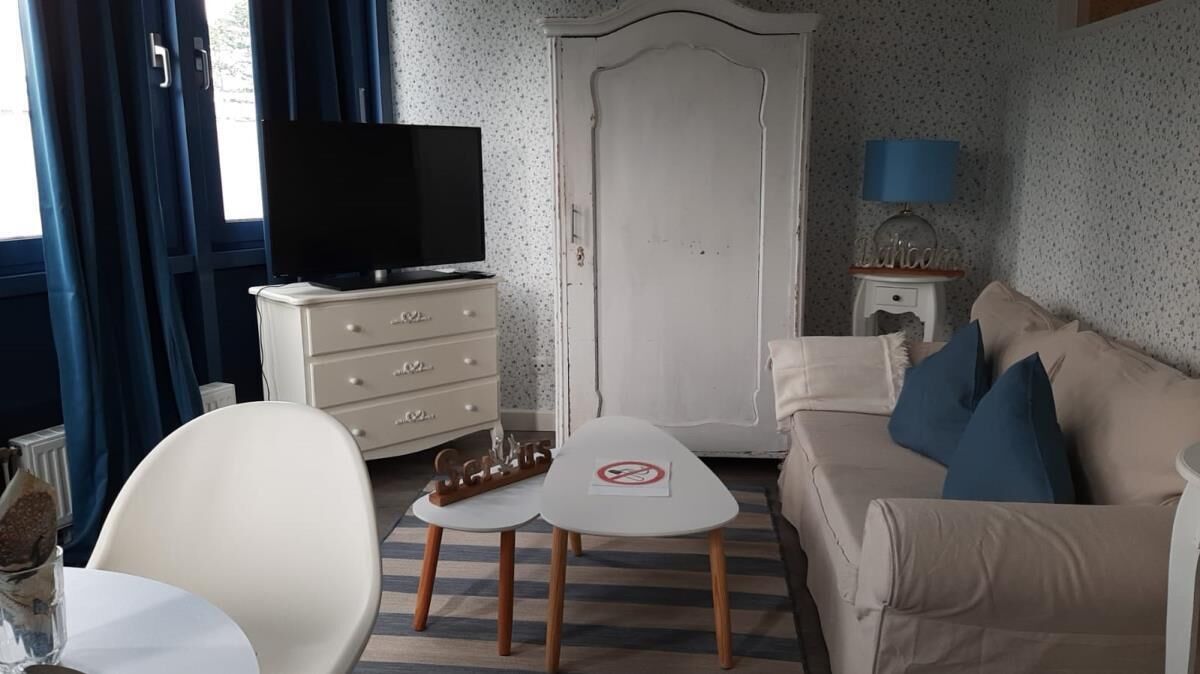 Enjoy the maritime atmosphere of this two-room apartment in Hamburg-Sasel.