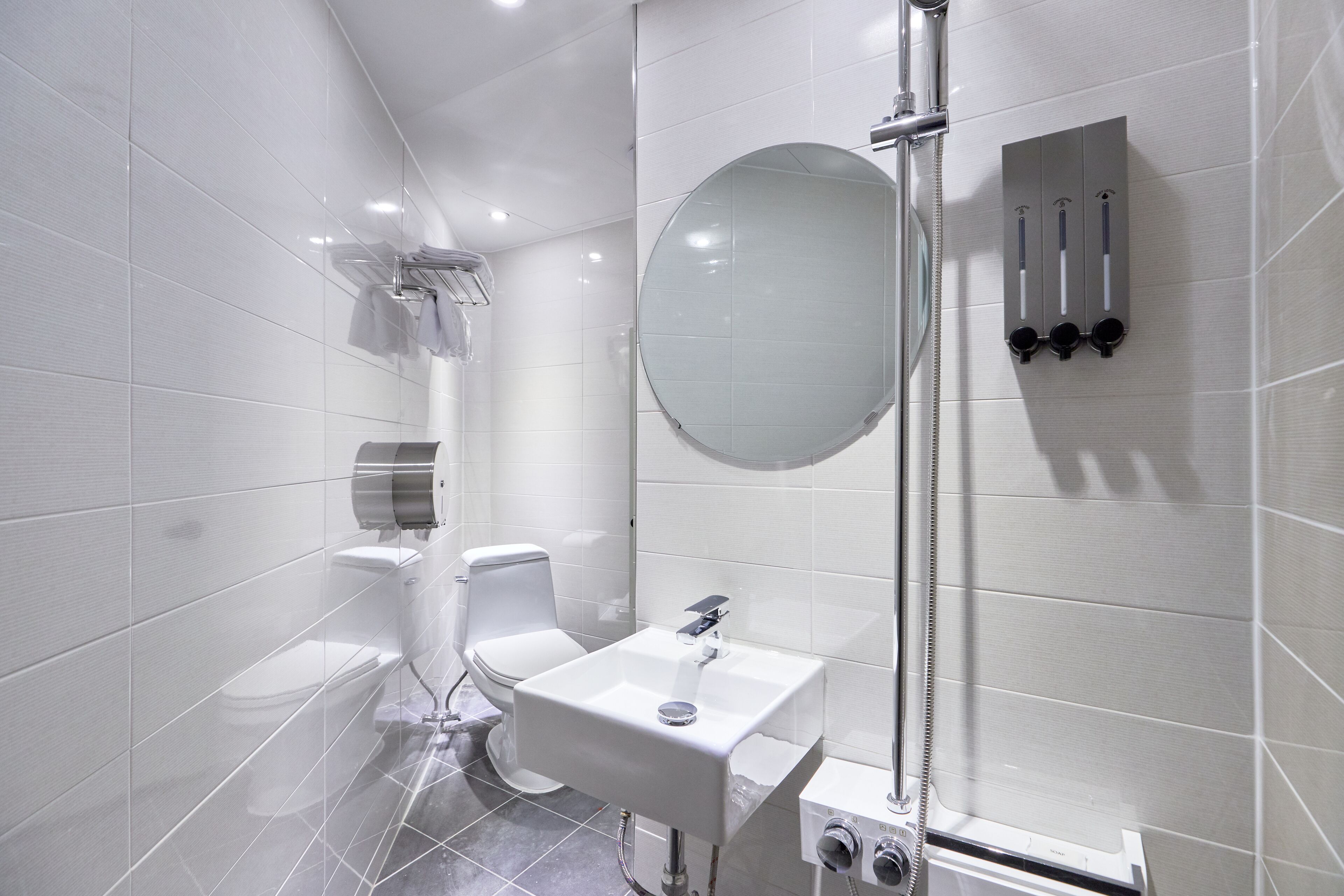 Economy-værelse - 1 soveværelse | Badeværelse | Bruser, designertoiletartikler, hårtørrer, hjemmesko