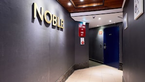 A hallway with a sign reading "NOBLE" and directional signs indicating room numbers 101 to 105. - Hotel Noble Noryangjin (Seoul)