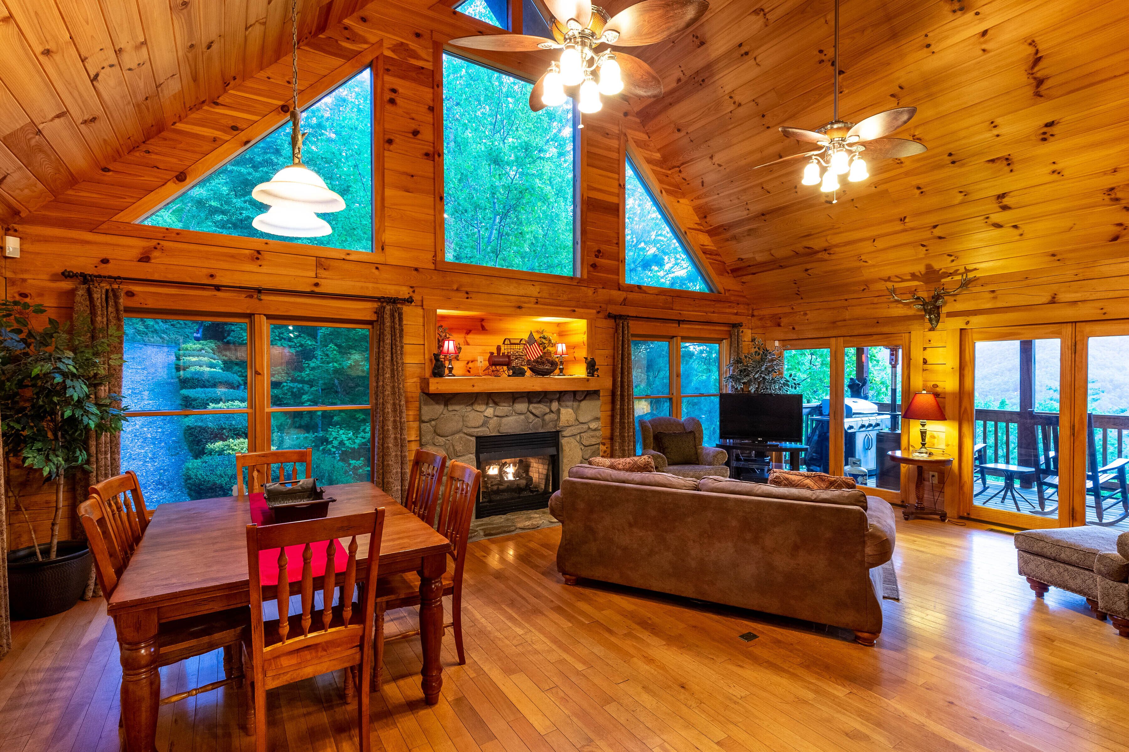 Summit Lodge - Smoky Mtn Views, Central Location, Hot Tub & Ping Pong!
