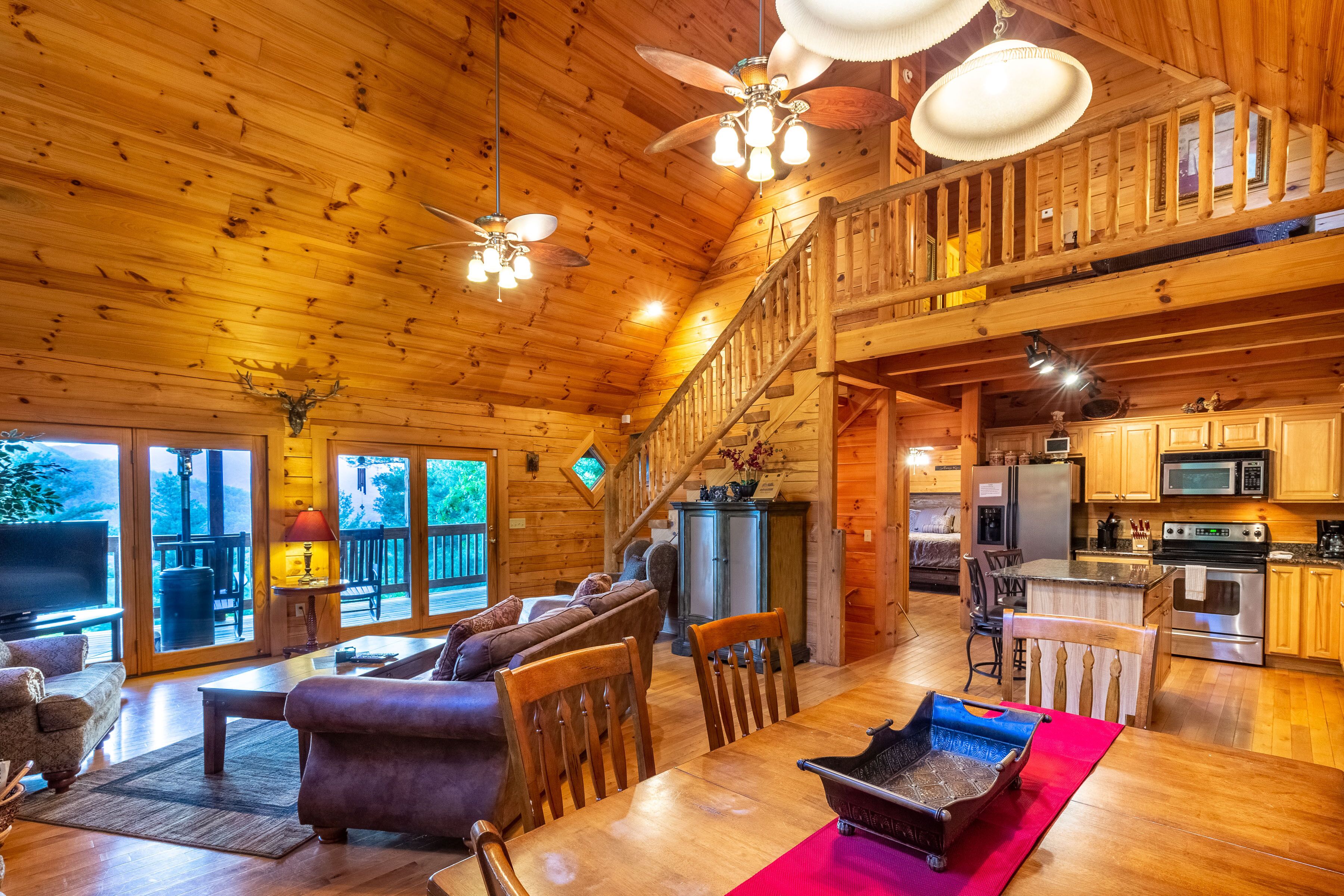 Summit Lodge - Smoky Mtn Views, Central Location, Hot Tub & Ping Pong!