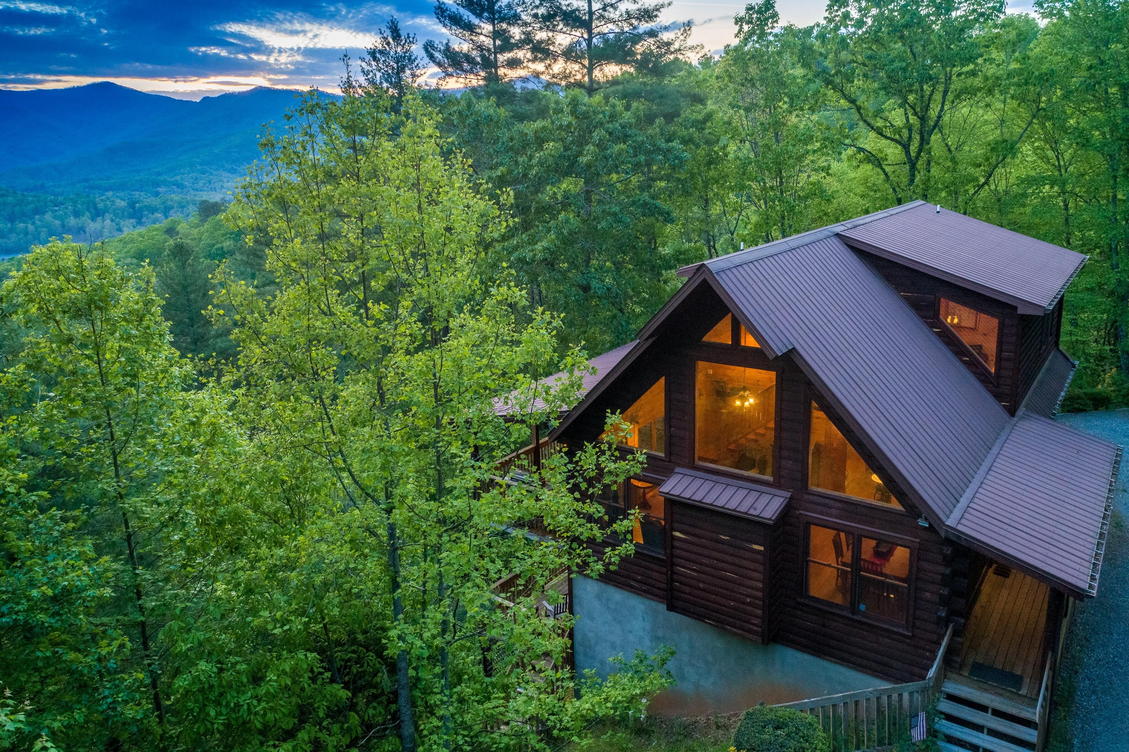 Summit Lodge - Smoky Mtn Views, Central Location, Hot Tub & Ping Pong!