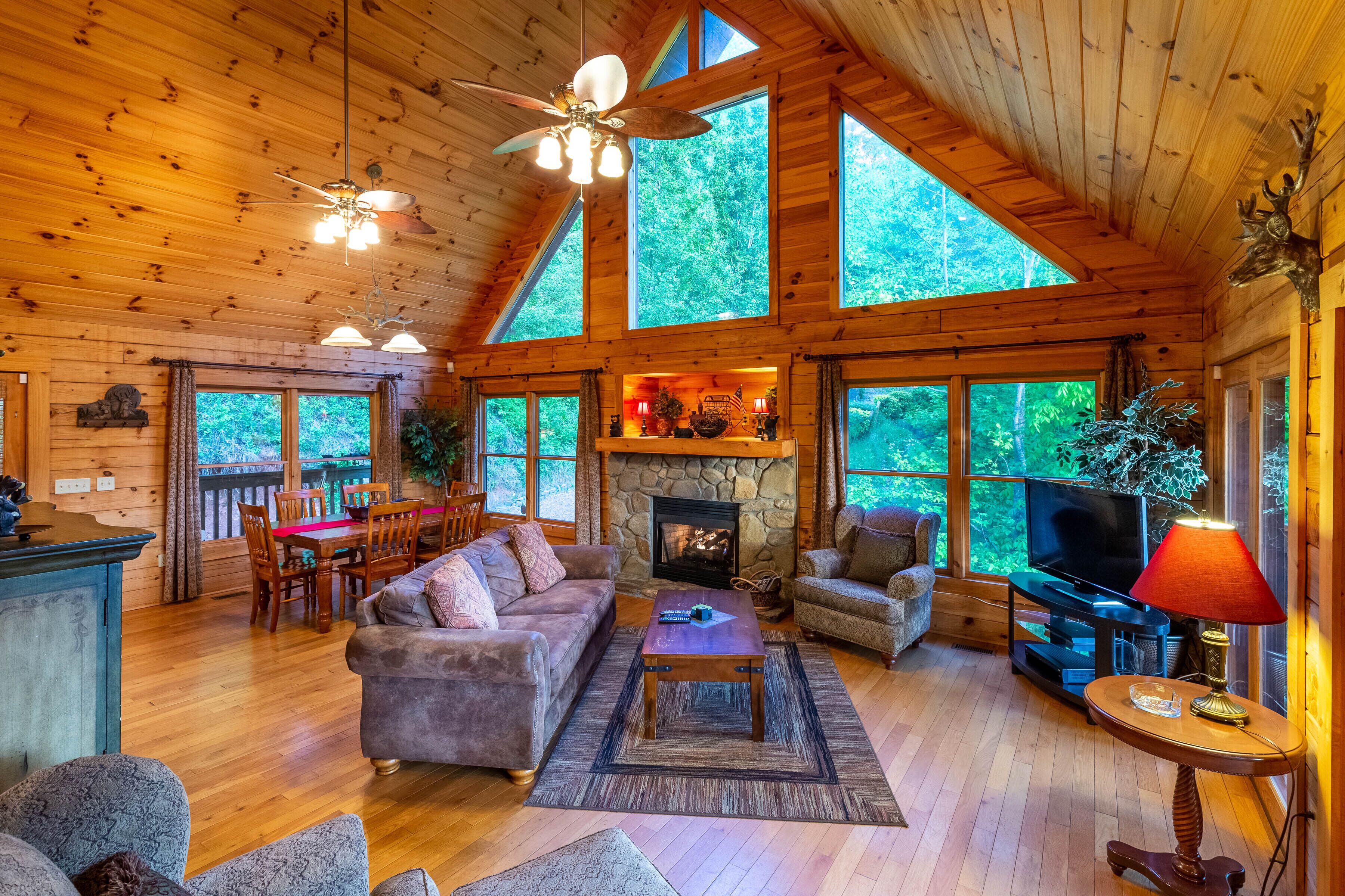 Summit Lodge - Smoky Mtn Views, Central Location, Hot Tub & Ping Pong!