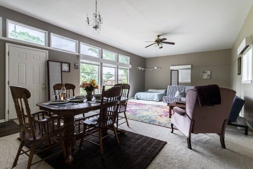 Country Living in the City! Big Guest House in Dallas - King Bed & Fast Internet