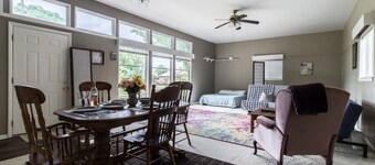 Country Living in the City! Big Guest House in Dallas - King Bed & Fast Internet