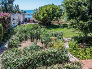 Property grounds - Blue House: terrace and veranda overlooking the sea from the garden. Beach access from home (Santa Croce Camerina)