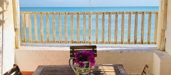 2700平方メートルの庭園から直接アクセスできるカーサブルースルマーレ