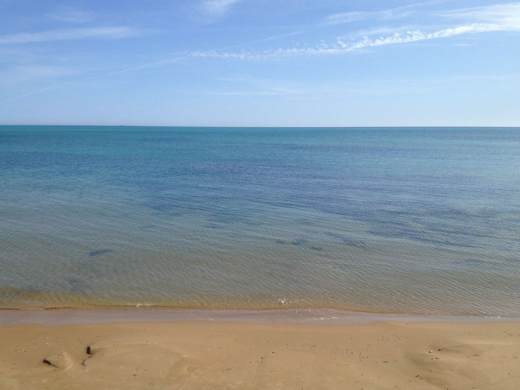 Sulla spiaggia, lettini da mare