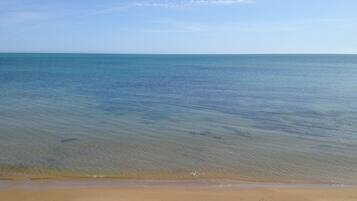 Sulla spiaggia, lettini da mare