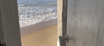 Red House ideal for families: beach access directly from the garden!