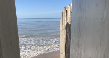 Red House ideal for families: beach access directly from the garden!