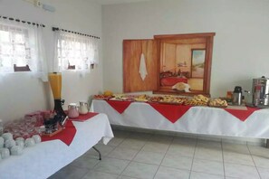A buffet setup with various food items and a coffee station. - Hotel Guarini (Monte Sião)