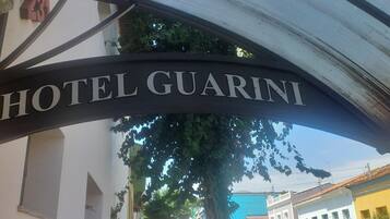 Placa para HOTEL GUARINI.