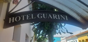 A sign for HOTEL GUARINI. - Hotel Guarini (Monte Sião)