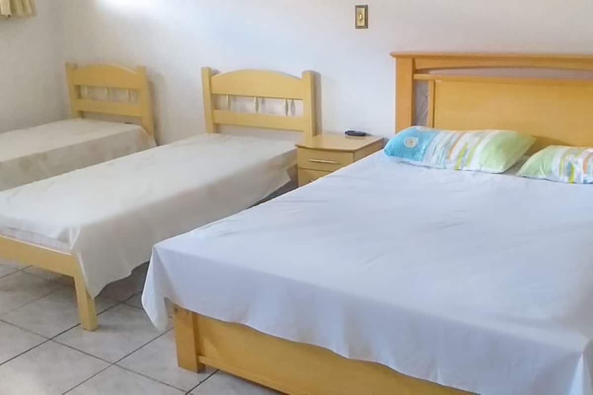 Habitación cuádruple, varias camas | Wifi gratis y ropa de cama