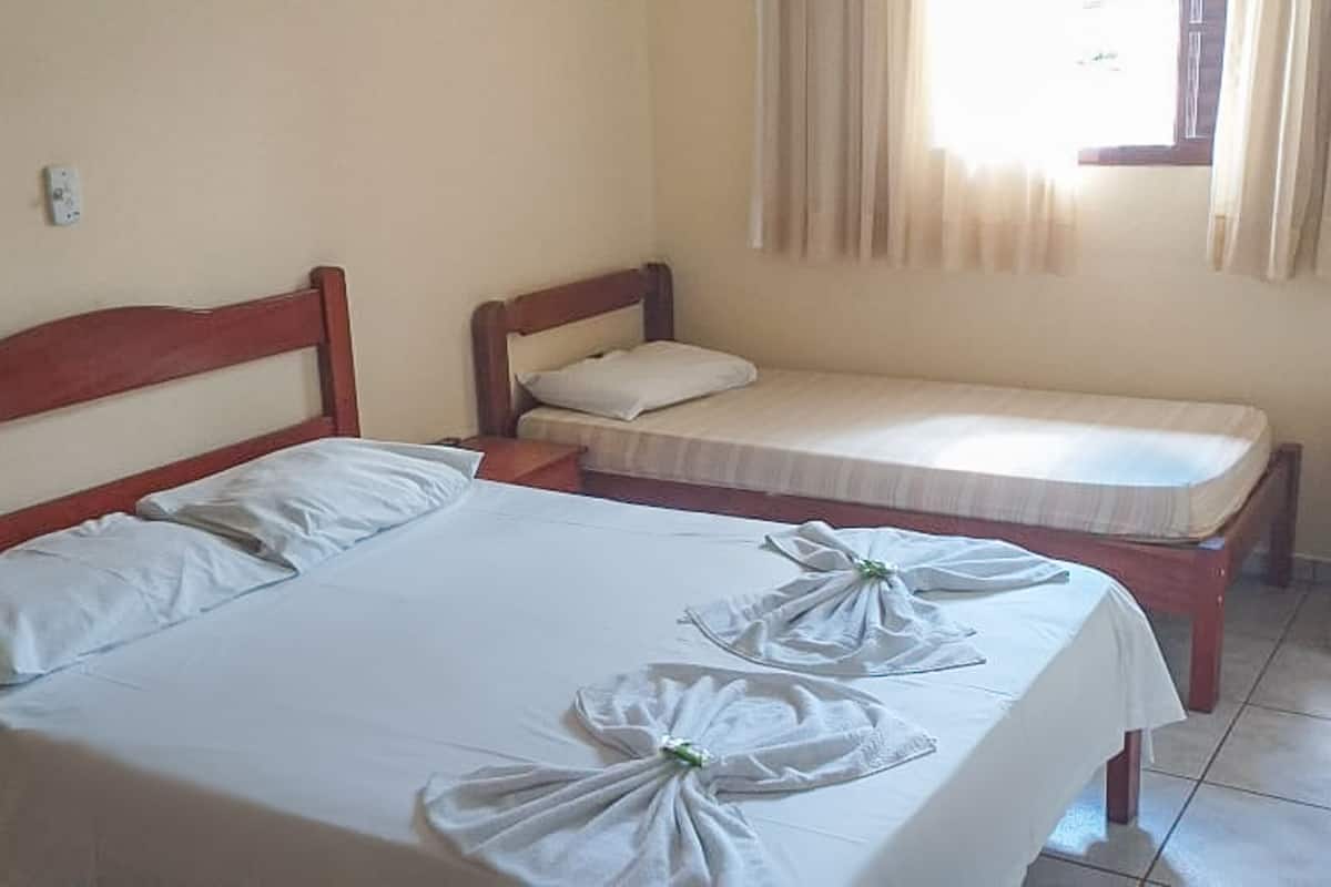 Habitación triple, varias camas | Wifi gratis y ropa de cama