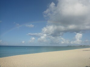 Sun loungers, beach towels - Oceanfront Luxury in small Intimate complex! (West Bay)