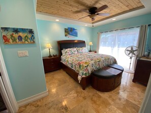 2 bedrooms, Egyptian cotton sheets, free WiFi, bed sheets - Oceanfront Luxury in small Intimate complex! (West Bay)