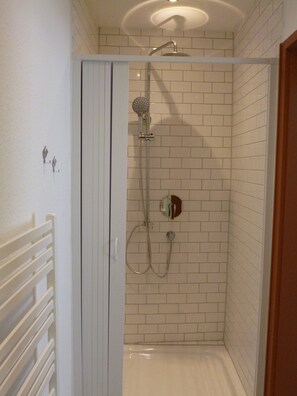 Douche, séchoir à cheveux, serviettes fournies, savon