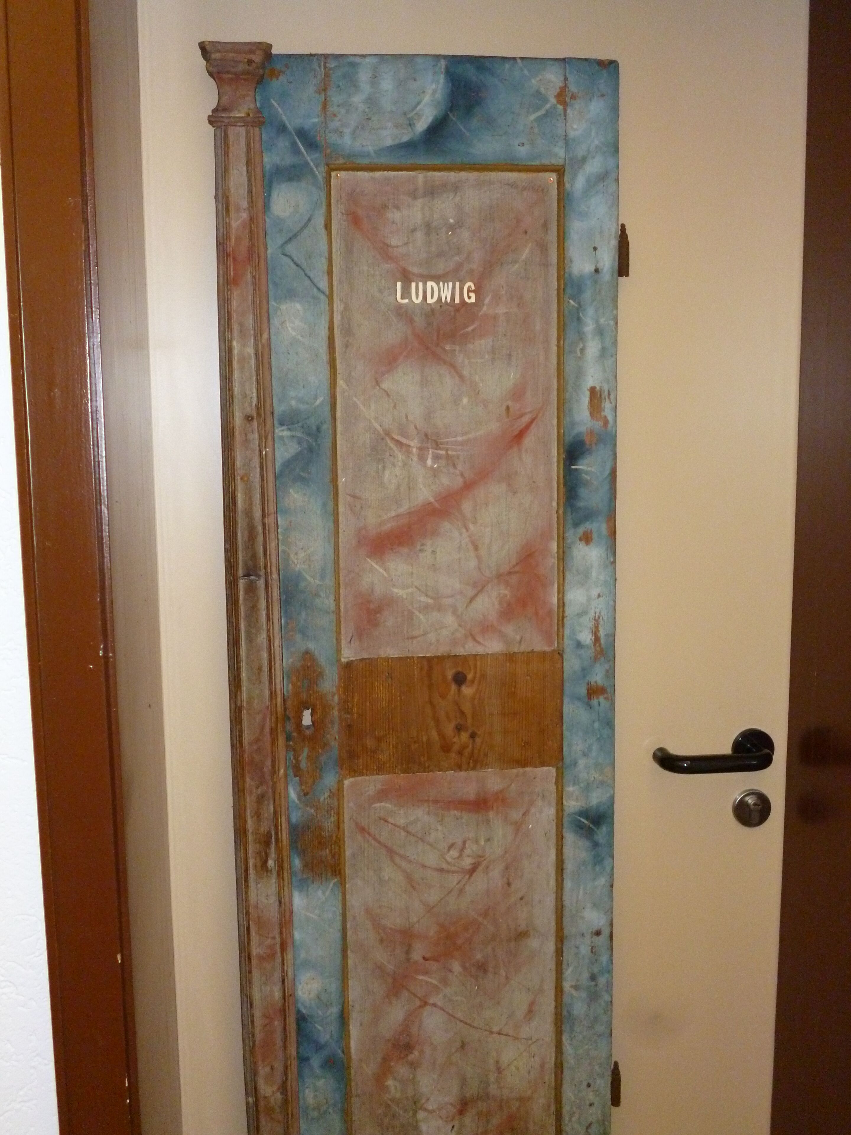 A door with the name "LUDWIG" and a decorative panel.