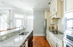 Een koelkast, een magnetron, een oven, een kookplaat