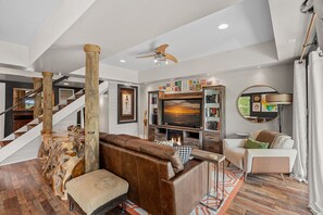 Smart TV, DVD player, books - Serenity Blue by SoCharm | Newly Renovated Quaint Lakeside Cottage W Sauna (Mooresville)