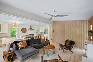 TV connectée, lecteur de DVD, livres