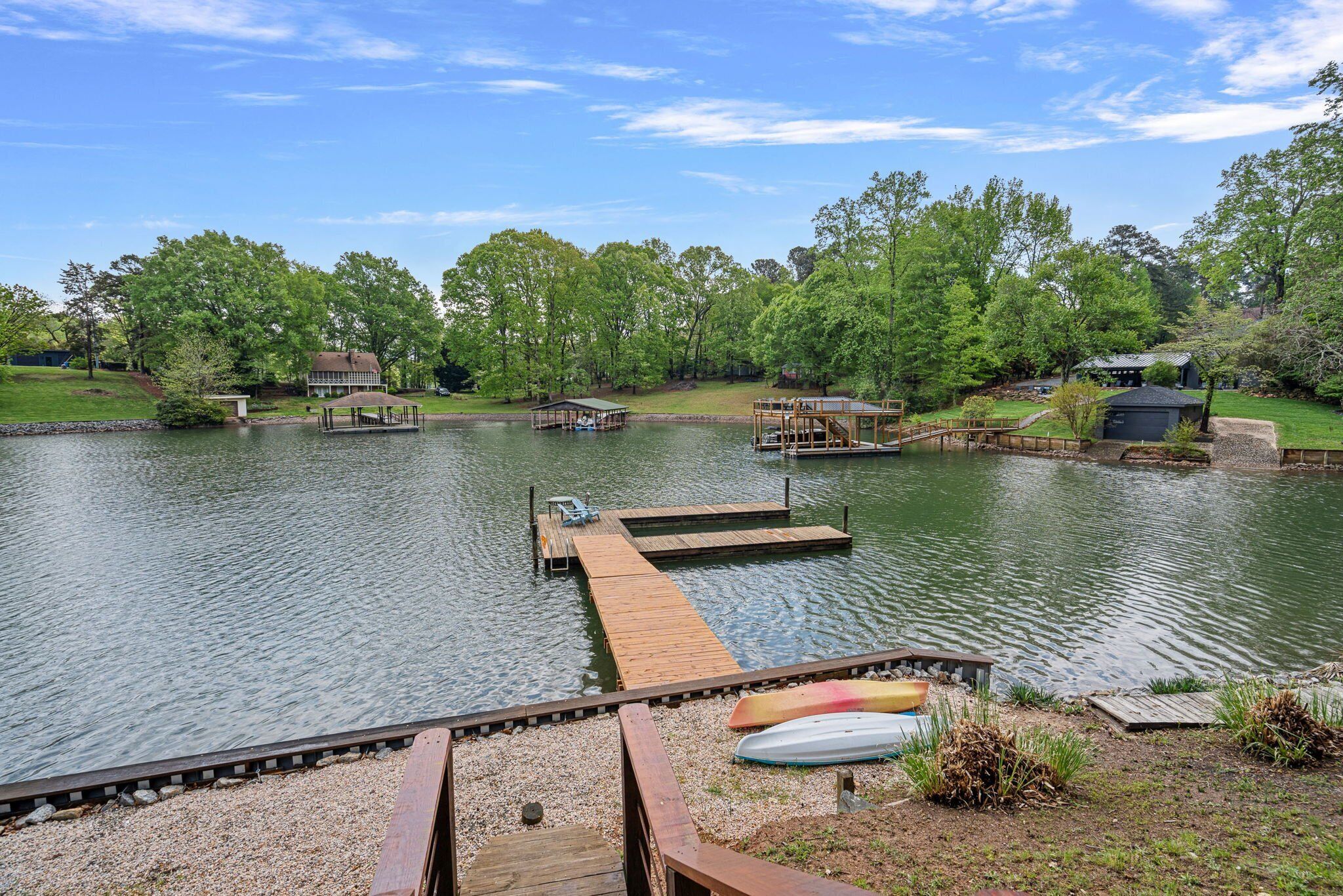 Une propriété au bord du lac, dotée de quais en bois, d’un belvédère et d’une petite cabane.