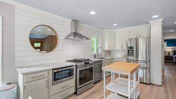 Réfrigérateur, four à micro-ondes, un four, surface de cuisson