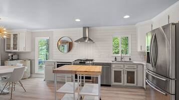 Réfrigérateur, four à micro-ondes, un four, surface de cuisson