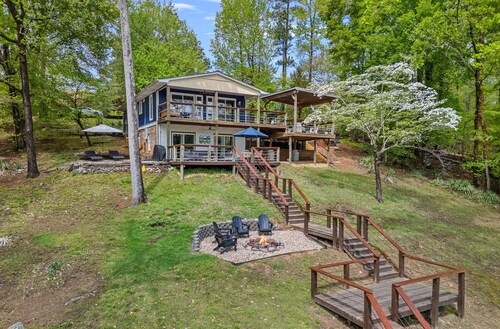 Serenity Blue by SoCharm | Newly Renovated Quaint Lakeside Cottage W Sauna