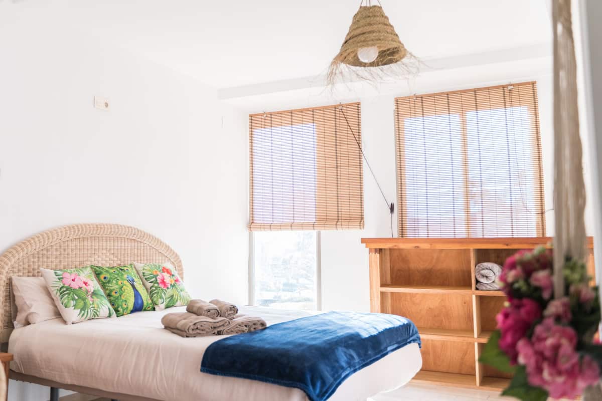 WiFi (free), bed sheets