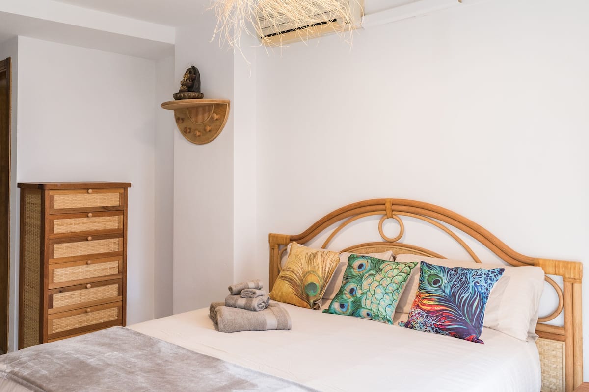 WiFi (free), bed sheets