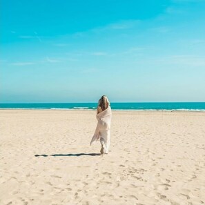 Am Strand, weißer Sandstrand, Sonnenschirme, Yoga