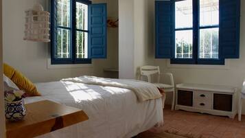 5 slaapkamers, een strijkplank/strijkijzer, reisbedje, wifi