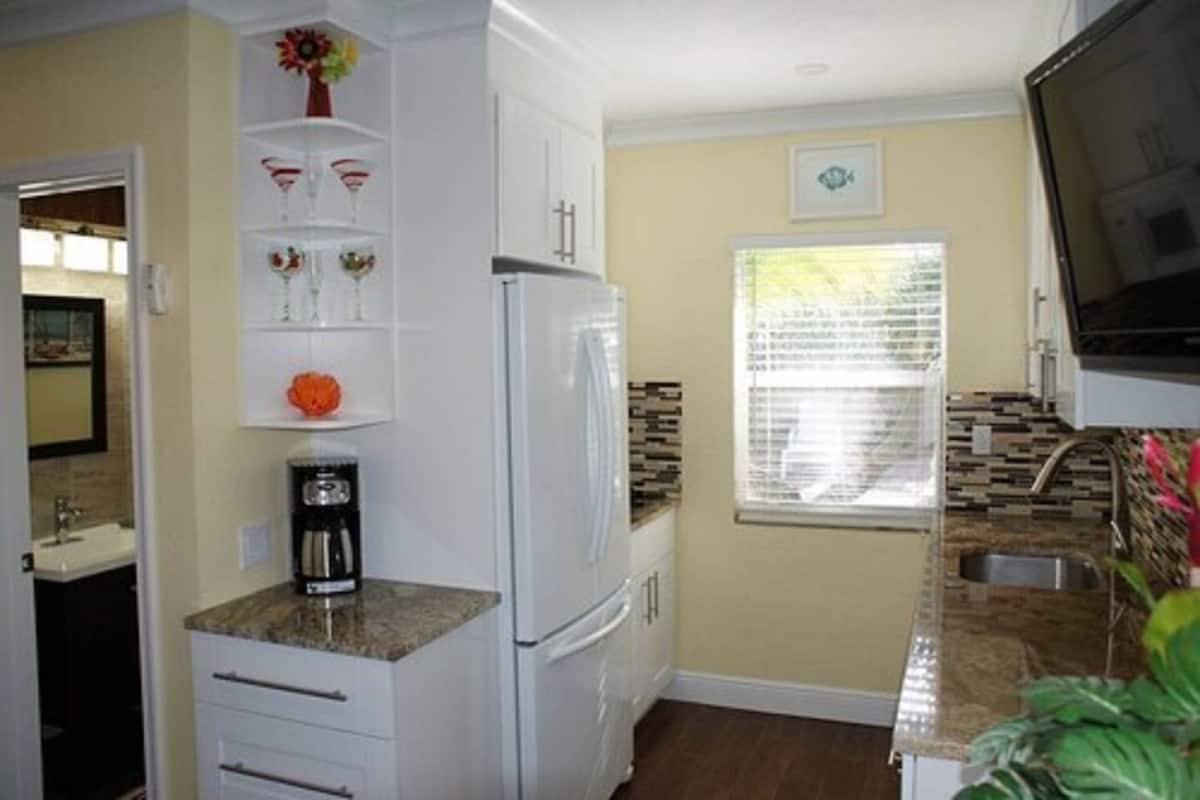 Studio Suite (#7) | Private kitchenette | Fridge, microwave