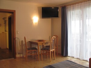 Appartement (2, cleaning fee excl.) | Woonruimte | Een 82-cm flatscreentelevisie met satellietzenders en een televisie