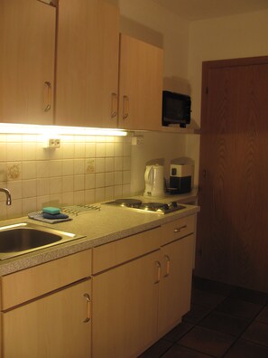 Apartment 2, Reinigungsgebühr nicht inkludiert | Eigene Küche | Großer Kühlschrank, Herdplatte, Espressomaschine