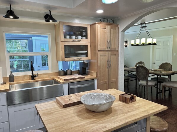 冰箱、微波炉、烤箱、炉灶