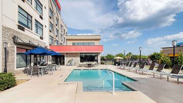 Sæsonbestemt udendørs pool, åben fra kl. 09.00 til kl. 22.00, liggestole