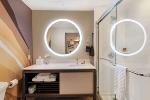 Suite, 1 llit de matrimoni gran, no fumadors, cuina bàsica (Shower Only;with Sofabed) | Bany | Articles de tocador gratuïts, assecador de cabells, tovalloles i sabó 