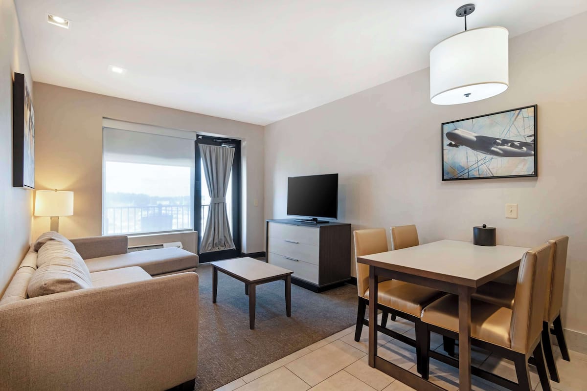 Suite, 1 King Bed, Non Smoking, Balcony | Desk, laptop workspace, iron/ironing board, free WiFi