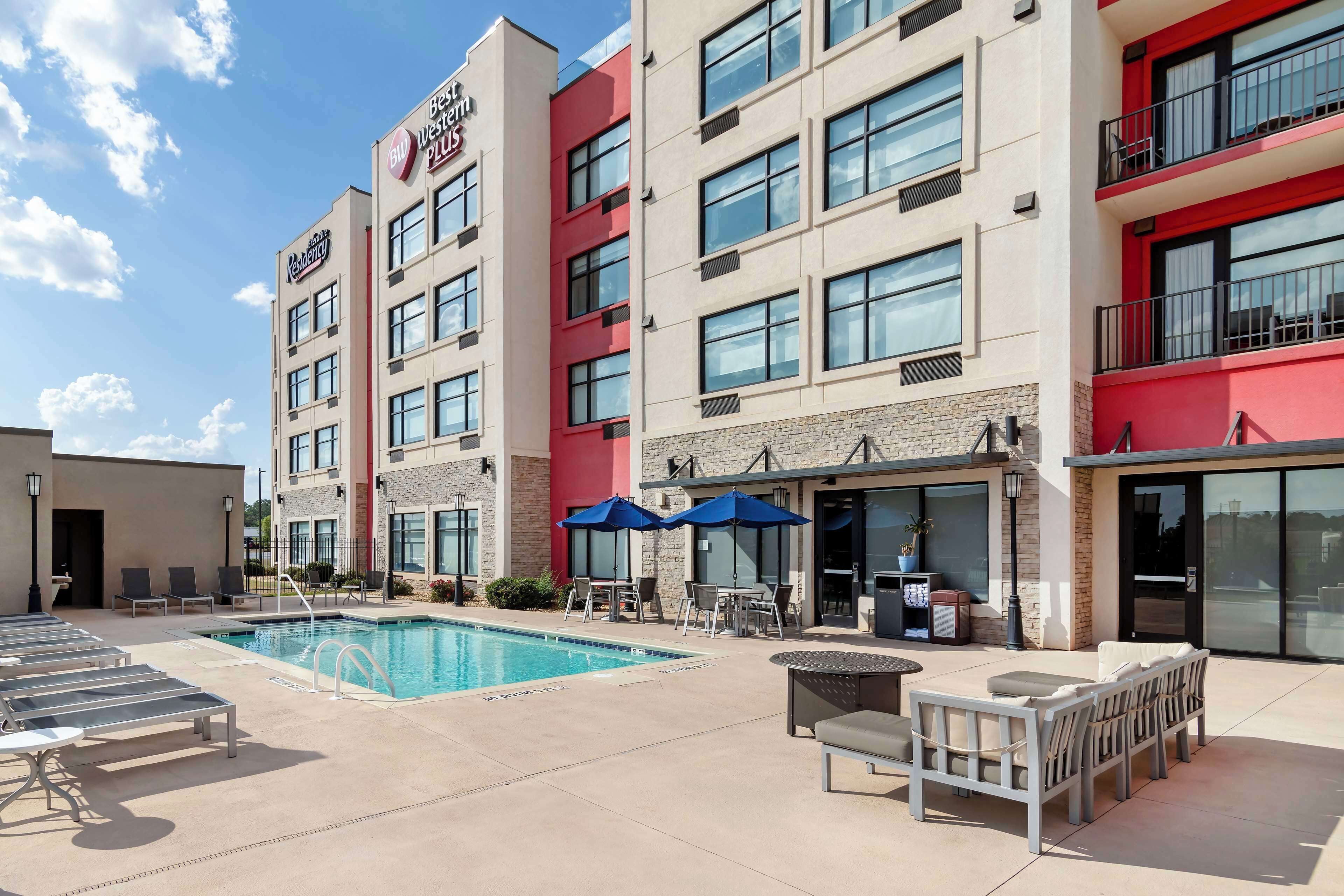 seasonal outdoor pool, open 9:00 am to 10:00 pm, pool loungers