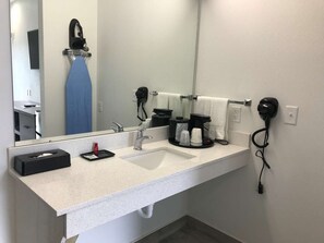 Ducha, artículos de higiene personal de diseño y secador de pelo