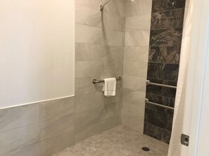 샤워 시설, 고급 세면용품, 헤어드라이어, 타월