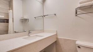 Ducha, artículos de higiene personal de diseño y secador de pelo