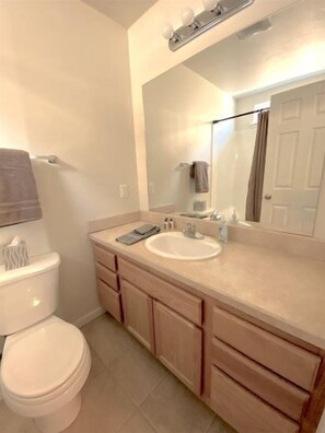 Combined shower/bathtub, hair dryer, towels