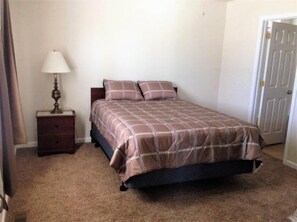 2 bedrooms, WiFi, bed sheets - River Run Ranch only minutes from downtown! (Cody)