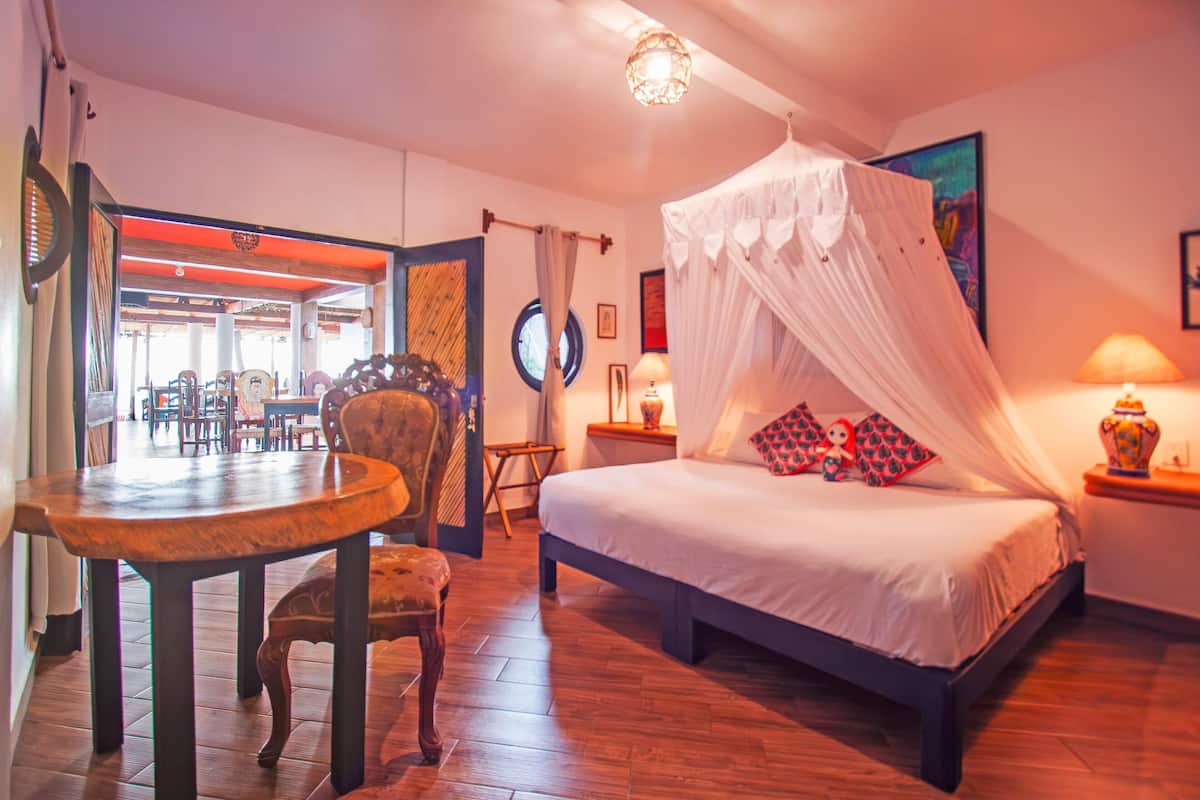 Superior Room, 1 King Bed, Pool View