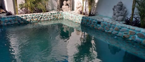 Piscine extérieure, parasols de plage, chaises longues